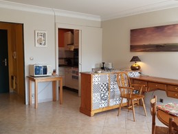 L'entrée indépendante, la cuisine équipée, le bureau - Appartement "Au pied des Vagues" à Saint-Enogat