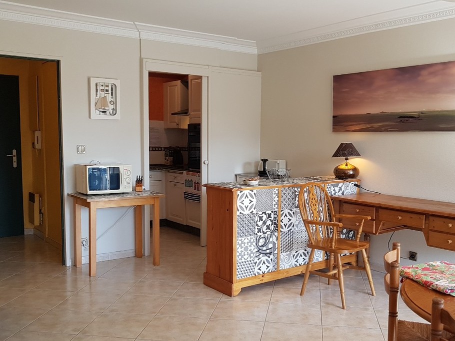 L'entrée indépendante, la cuisine équipée, le bureau - Appartement "Au pied des Vagues" à Saint-Enogat