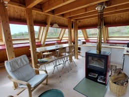 Pièce de vie avec vue à 180° sur la vallée