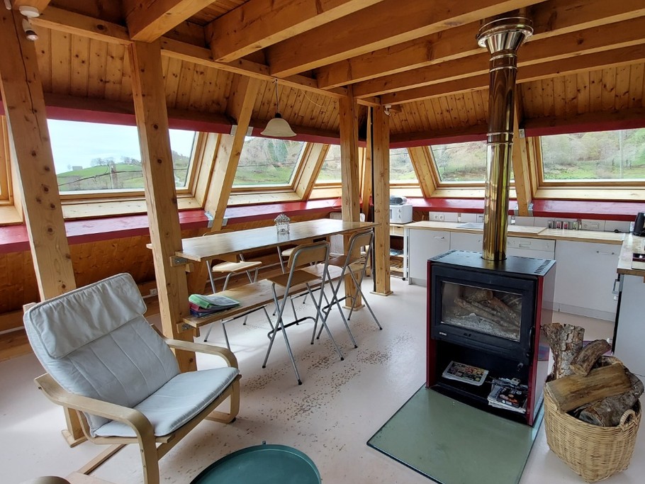 Pièce de vie avec vue à 180° sur la vallée