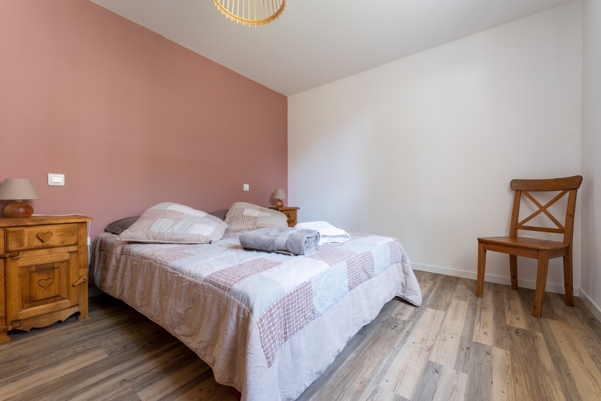Chambre au rez-de-chaussée de chaussée
Literie 140 X 190
Rayon 1,50 m pour la rotation normes handicap