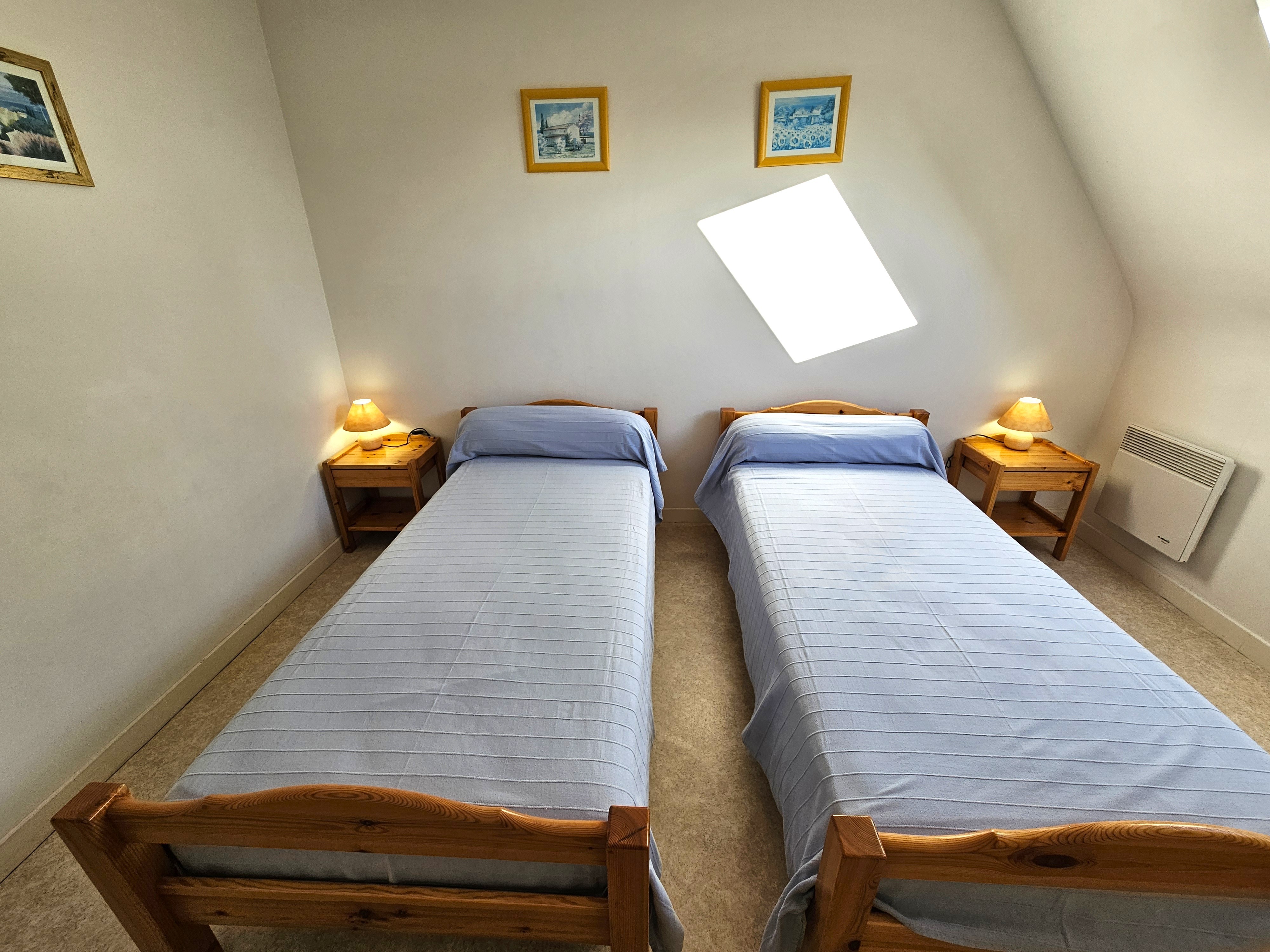 Chambre 3 - pour 2 personnes (2 lits de 90x190 cm ou 1 lit 180 x 190 cm) avec armoire et étagères.