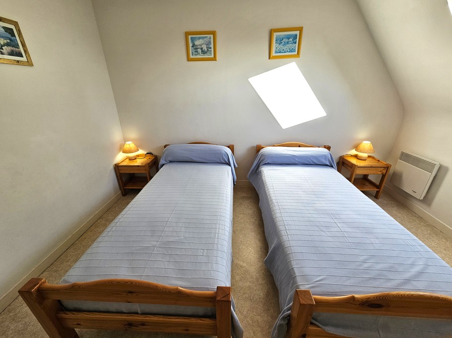 Chambre 3 - pour 2 personnes (2 lits de 90x190 cm ou 1 lit 180 x 190 cm) avec armoire et étagères.