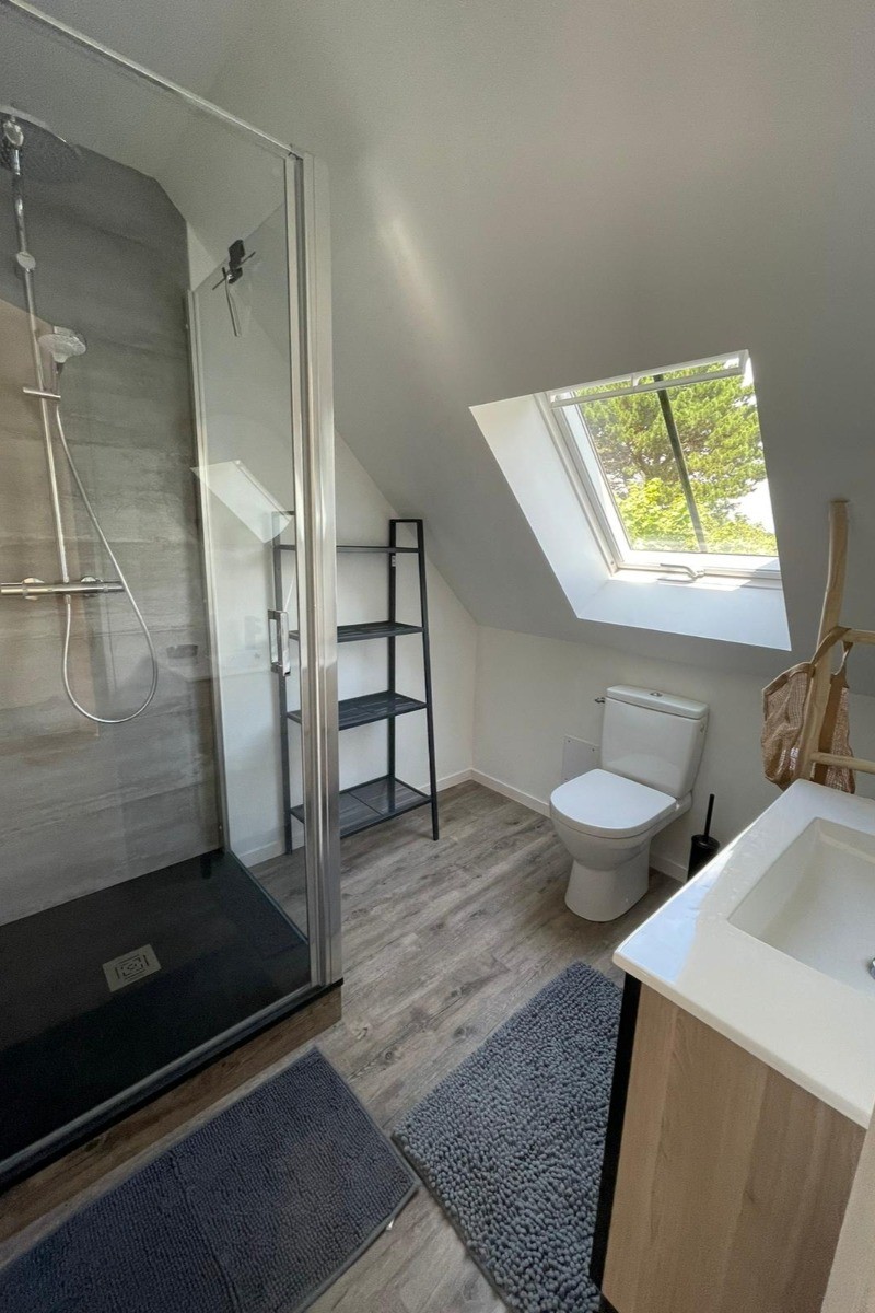 The upstairs shower room-WC, independent and adjoining the bedroom - Gîte "Le petit 121