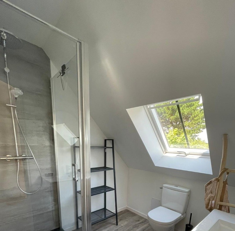 La salle d'eau-WC à l'étage, indépendante et attenante à la chambre - Gîte "Le petit 121"