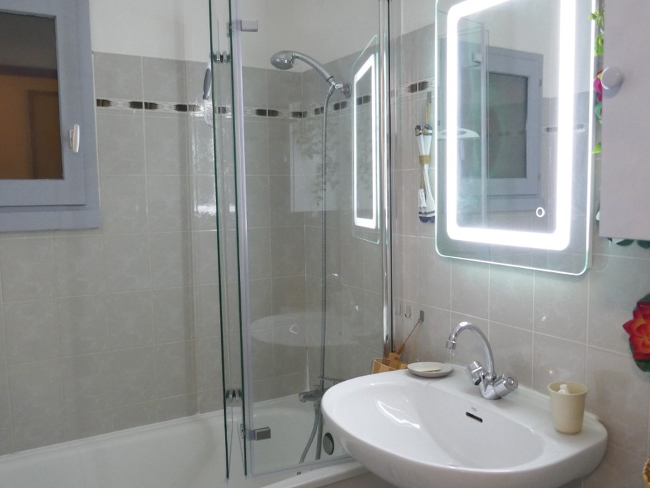 salle de bain avec douche