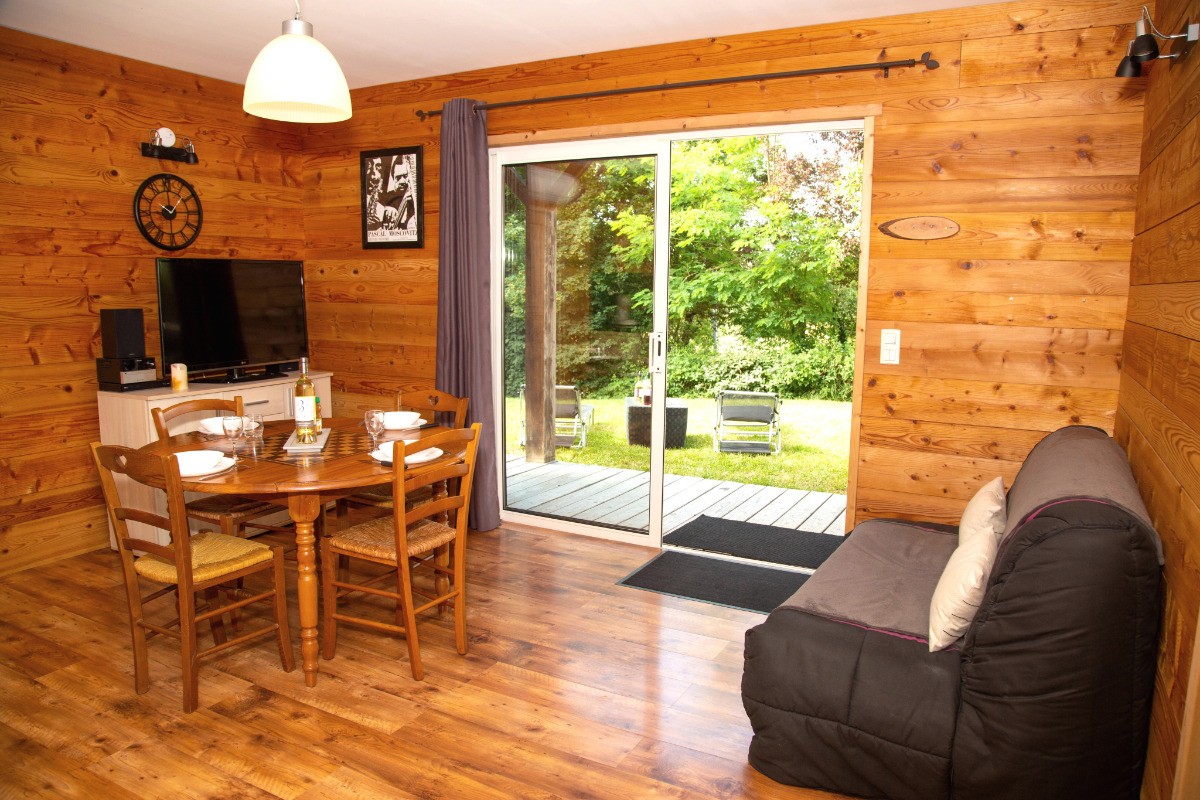 Chalet Cèdre: vous profitez d'un séjour lumineux avec sa baie vitrée donnant sur le parc