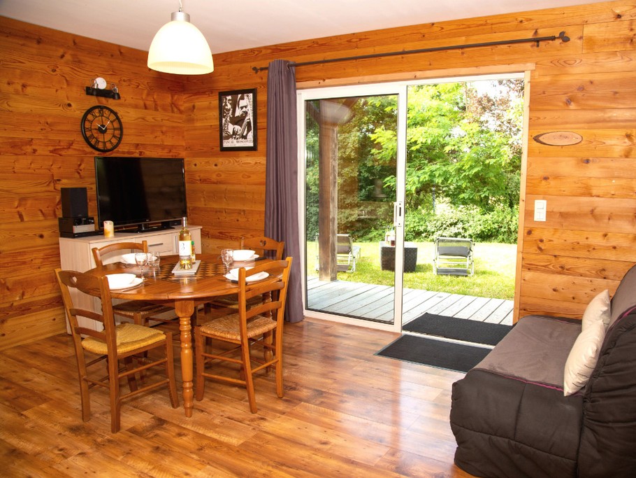 Chalet Cèdre: vous profitez d'un séjour lumineux avec sa baie vitrée donnant sur le parc