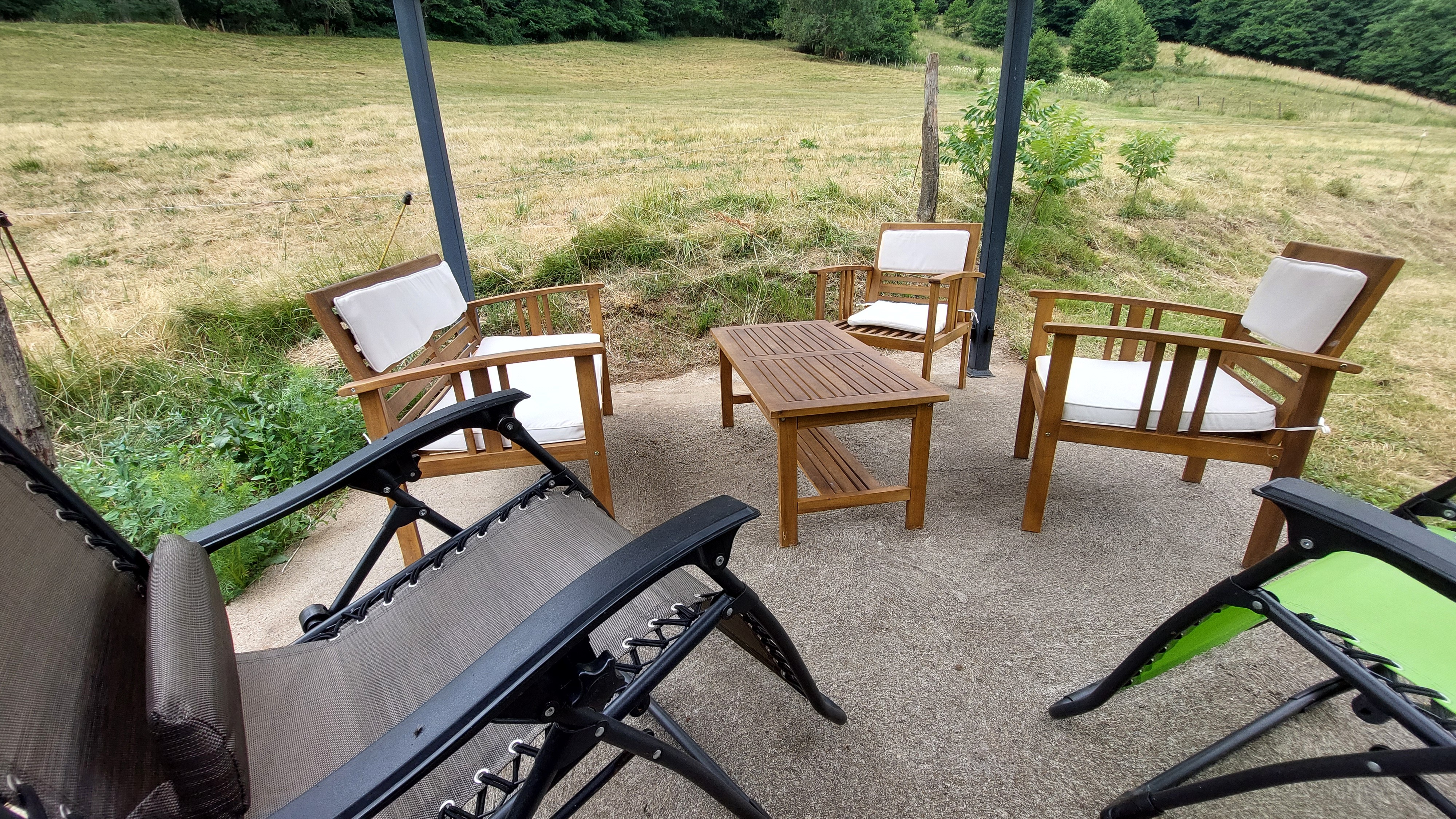 gite-terrasse-jardin-chaises-longues-cantal