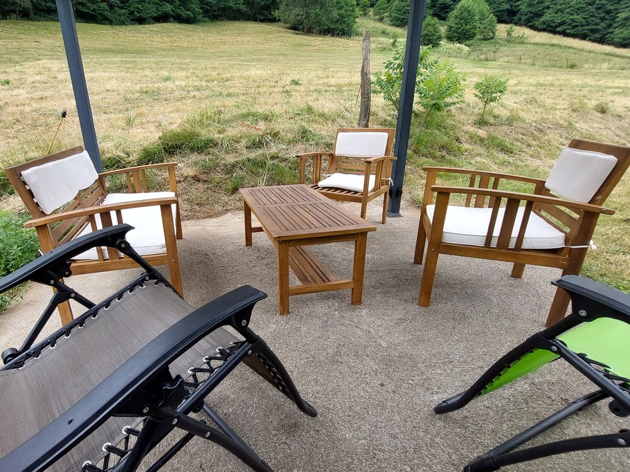 gite-terrasse-jardin-chaises-longues-cantal
