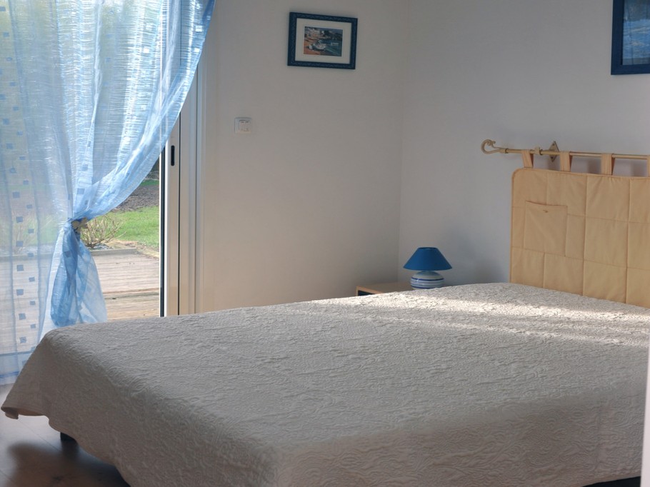 Chambre d'amis - accès direct terrasse et lit de 140