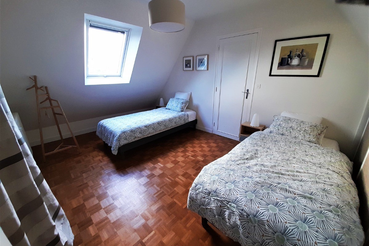 Chambre pour 2 personnes au 1 étage (2 lits 90x200 cm). En enfilade, une petite chambre sous pente pour 1 personne (1 lit 80x200 cm) ou espace chambre bébé / salle de jeu.