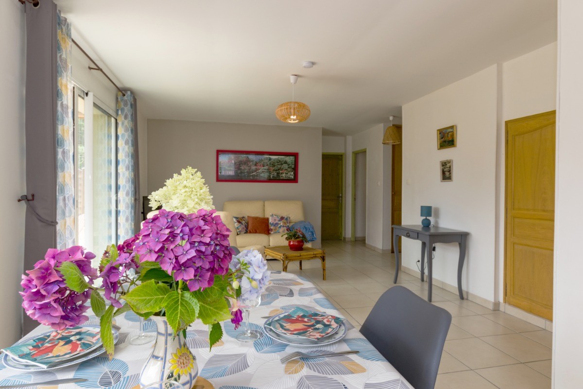 pièce de vie lumineuse, fonctionnelle, ensoleillée ...        
grande table pour aussi préparer vos futures découvertes.