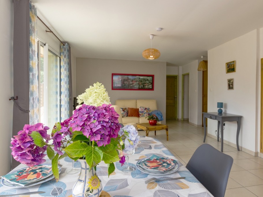 pièce de vie lumineuse, fonctionnelle, ensoleillée ...
grande table pour aussi préparer vos futures découvertes.