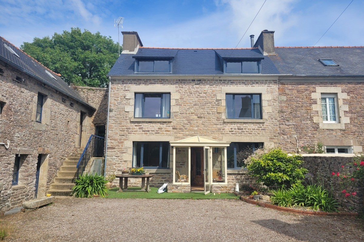 GIRAUD, location, Clévacances, Plouézec, vue extérieure maison face et buanderie gauche