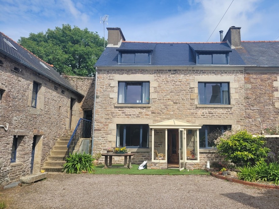 GIRAUD, location, Clévacances, Plouézec, vue extérieure maison face et buanderie gauche