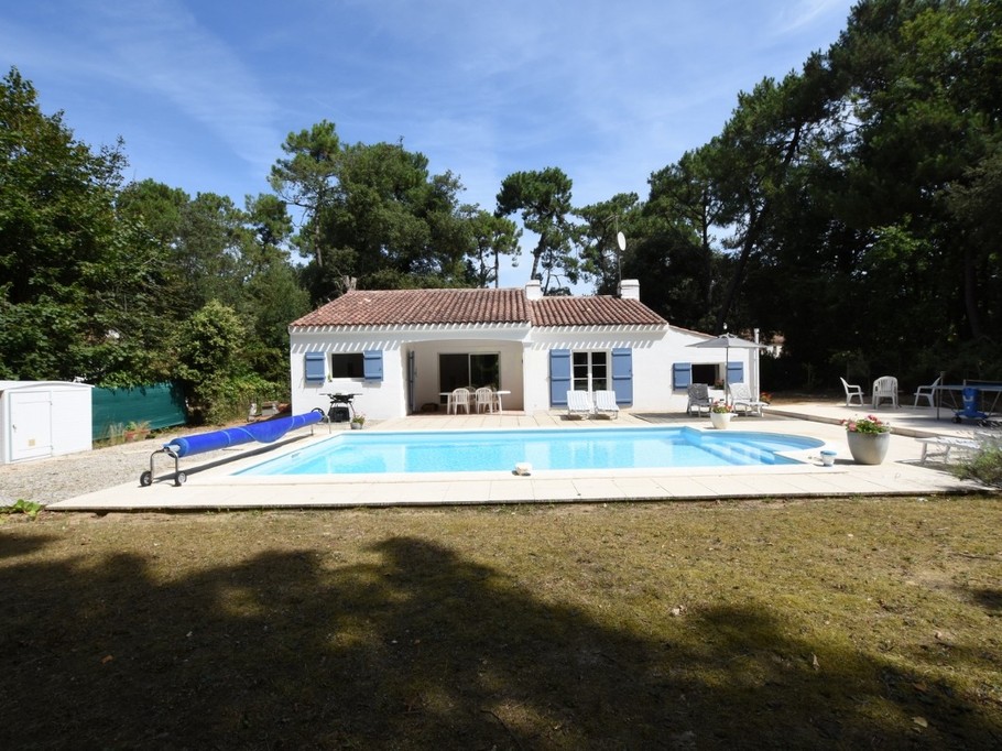 Garden with swimming pool and table tennis table