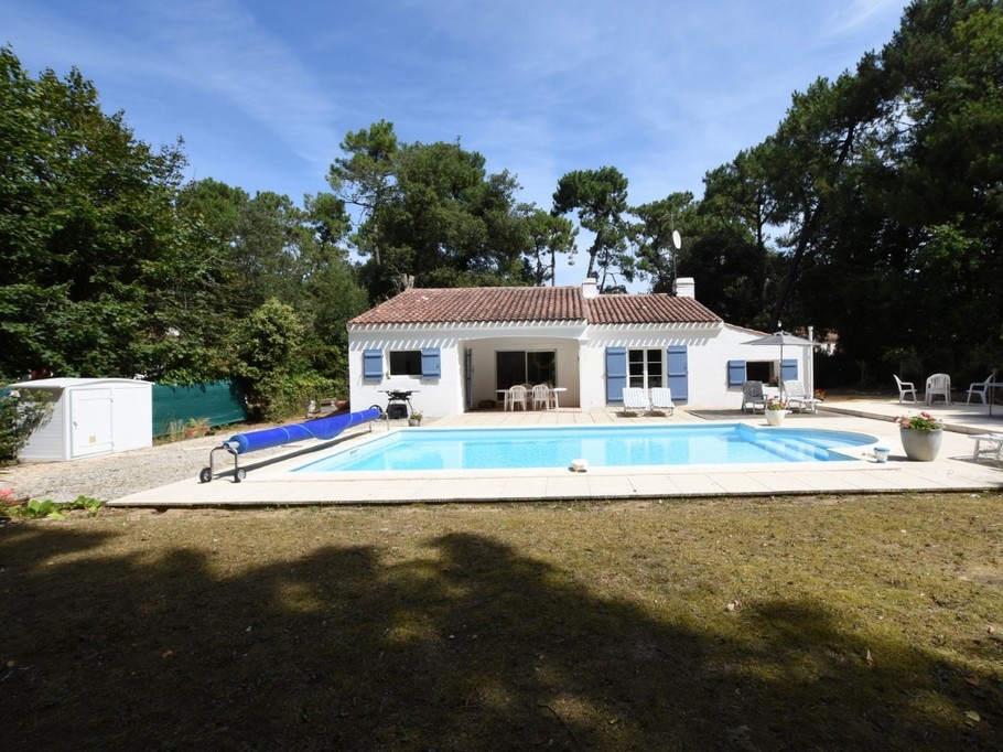 Jardin avec piscine et table de ping pong