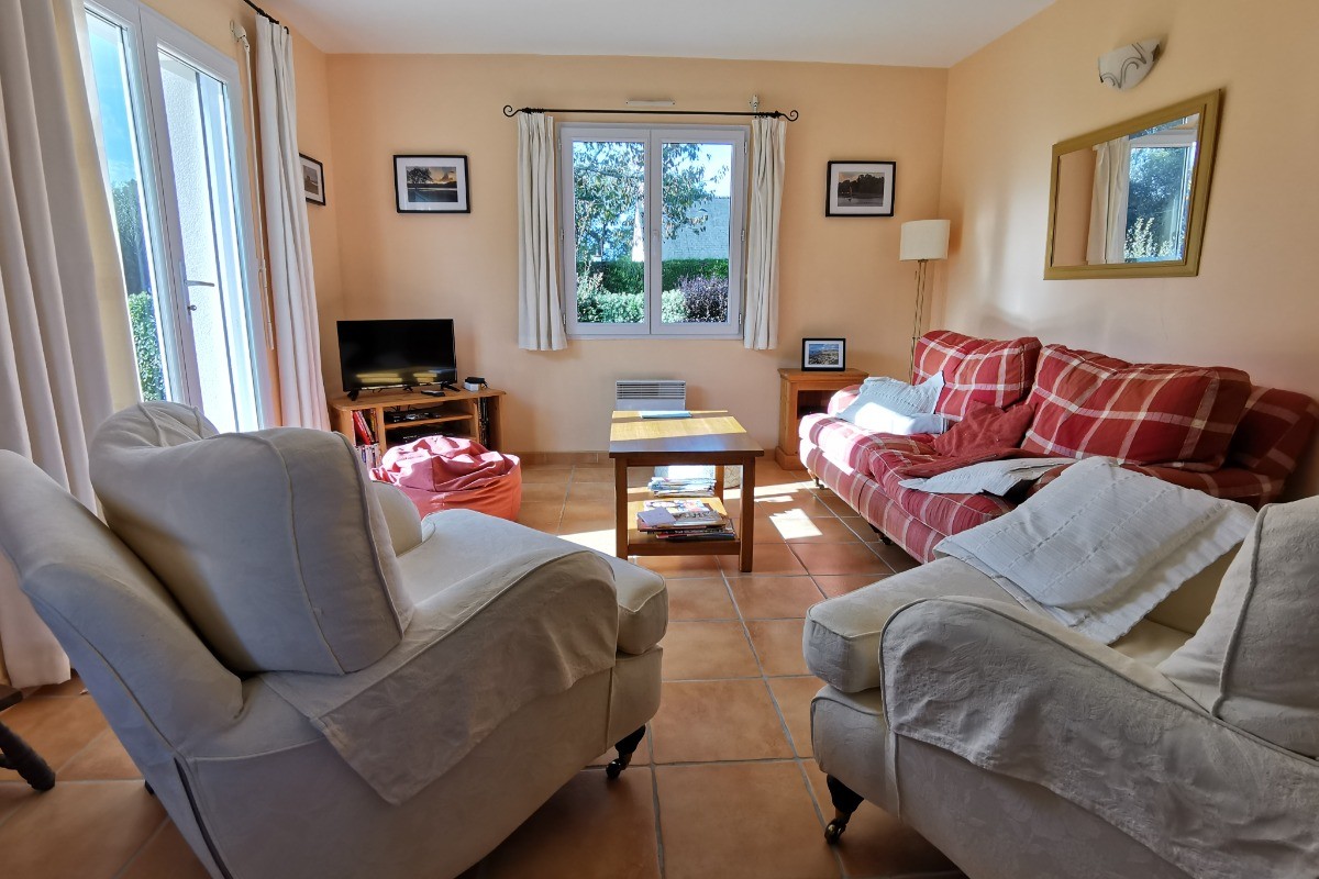 salon accès terrasse Sud et fenêtre Ouest