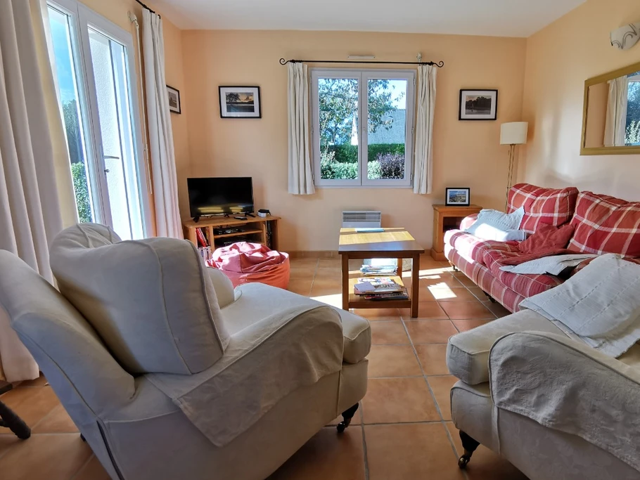 salon accès terrasse Sud et fenêtre Ouest