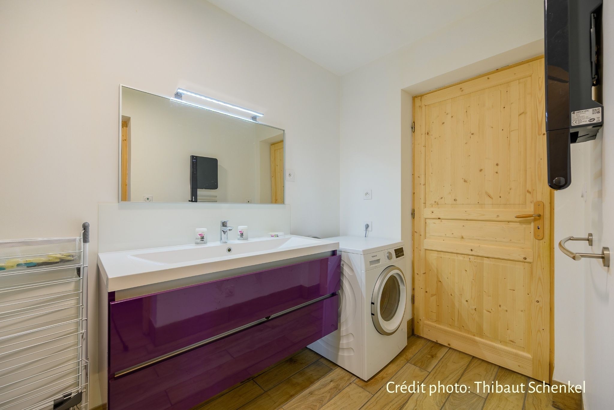Salle de bains avec machine à laver