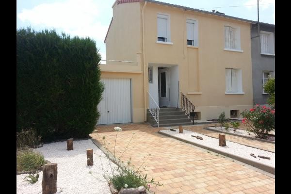 Maison mitoyenne par les chambres avec son garage et son espace parking dans la propriété