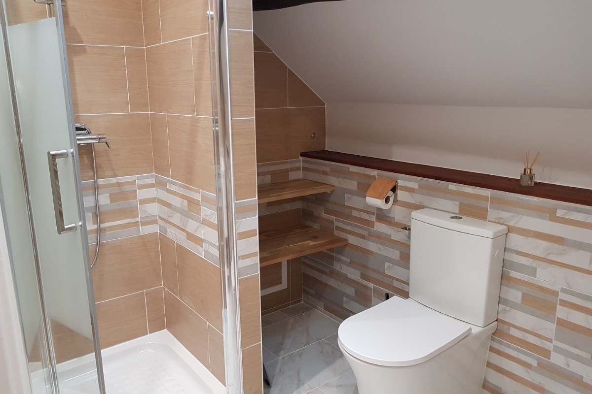 Salle d'eau indépendante à l'étage avec douche et WC.