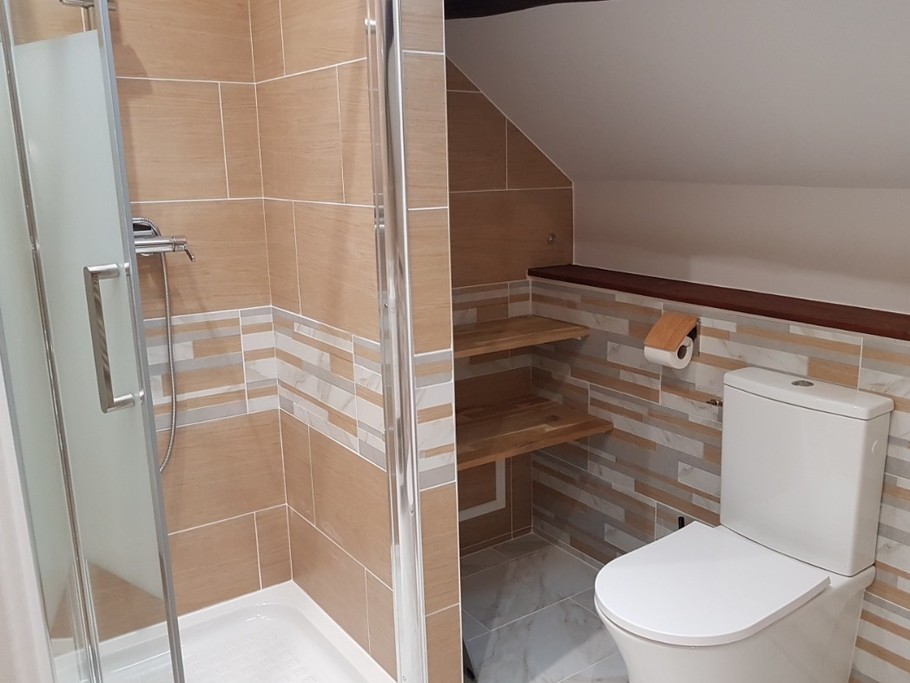 Salle d'eau indépendante à l'étage avec douche et WC.