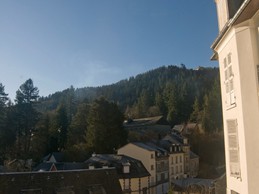 Vue vers le Sud, depuis la cuisine, le séjour et la chambre.