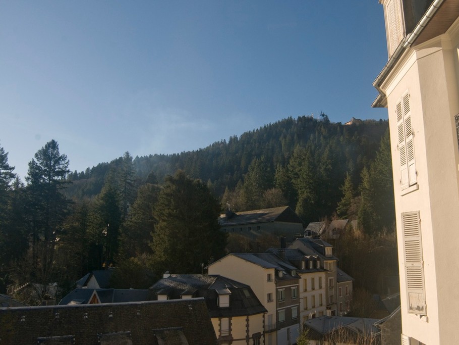 Vue vers le Sud, depuis la cuisine, le séjour et la chambre.