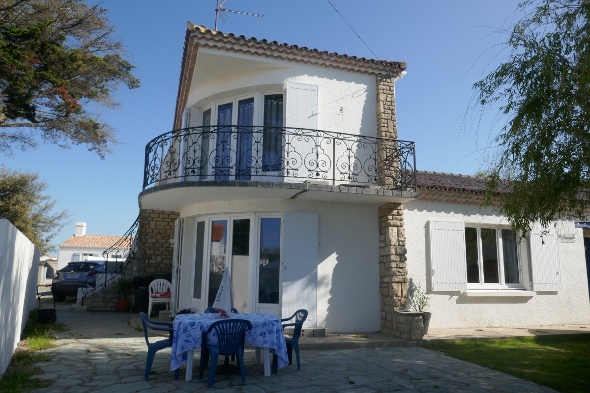 Maison à étage avec balcon et jardin