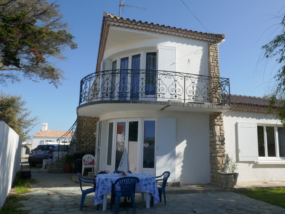 Maison à étage avec balcon et jardin
