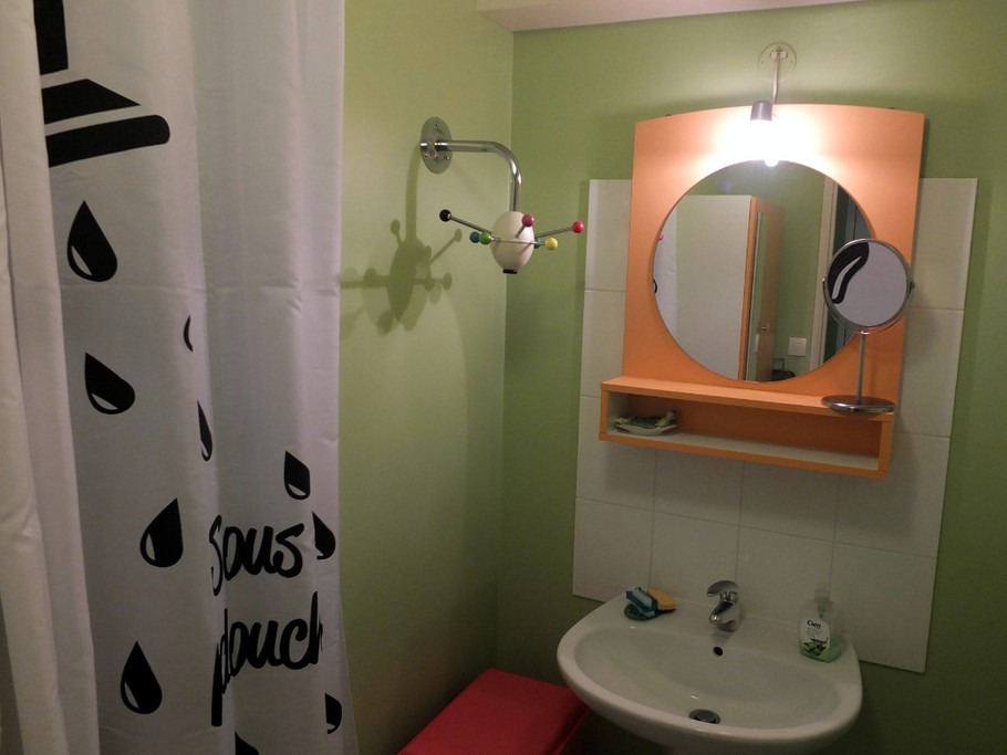 La salle d'eau et la douche