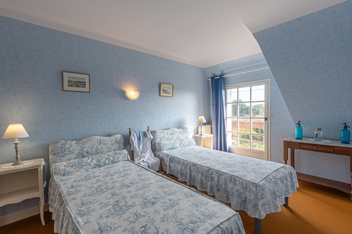 Bedroom with 2 single beds