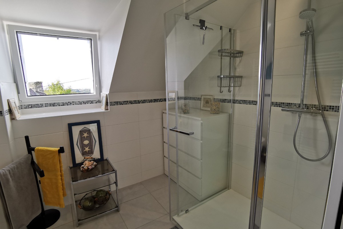 Salle de bain avec WC à l'étage