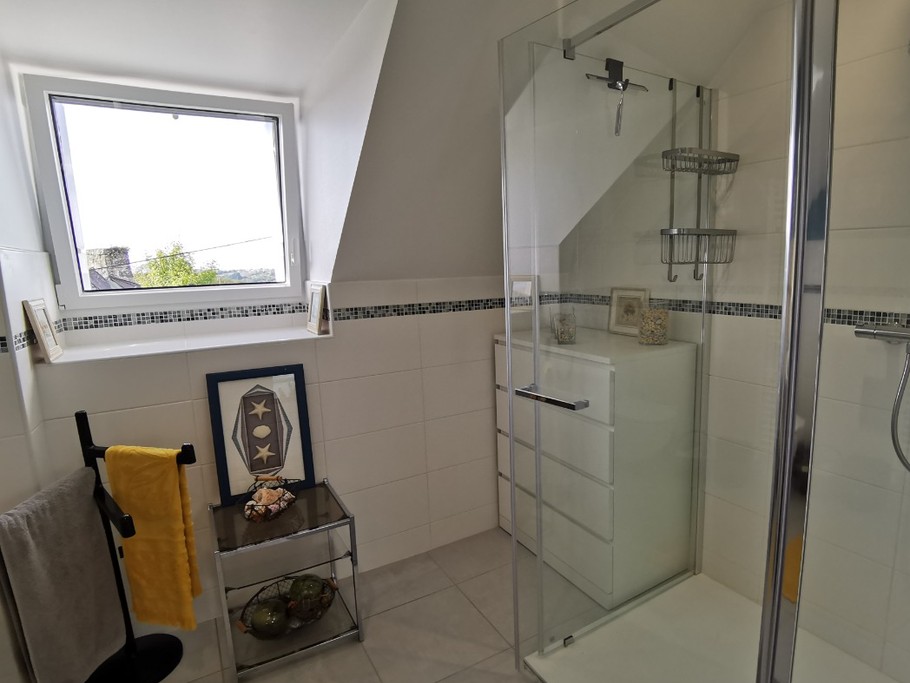 Salle de bain avec WC à l'étage