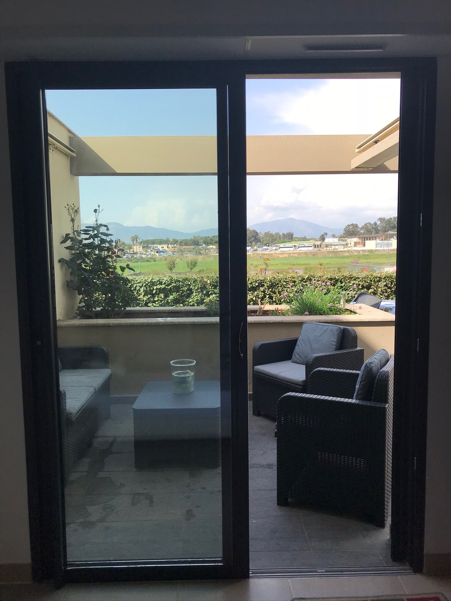 vue de la chambre sur la terrasse et les montagnes