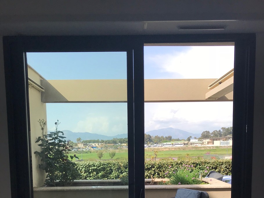 vue de la chambre sur la terrasse et les montagnes