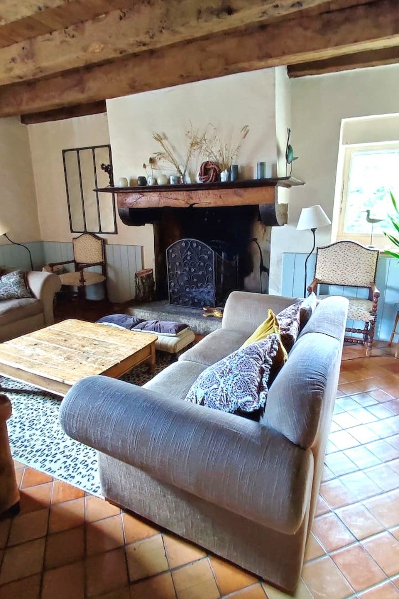 Chambre au RDC (lit 160 cm) et salle d'eau attenante (meuble vasque et douche grande dimension). 
Crédits photo :  Mégane ARNAL