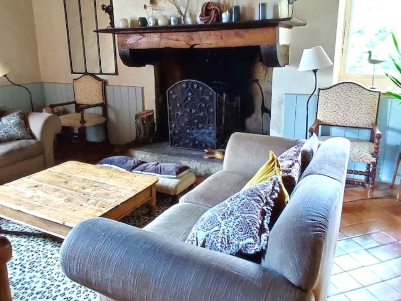 Chambre au RDC (lit 160 cm) et salle d'eau attenante (meuble vasque et douche grande dimension).
Crédits photo : Mégane ARNAL