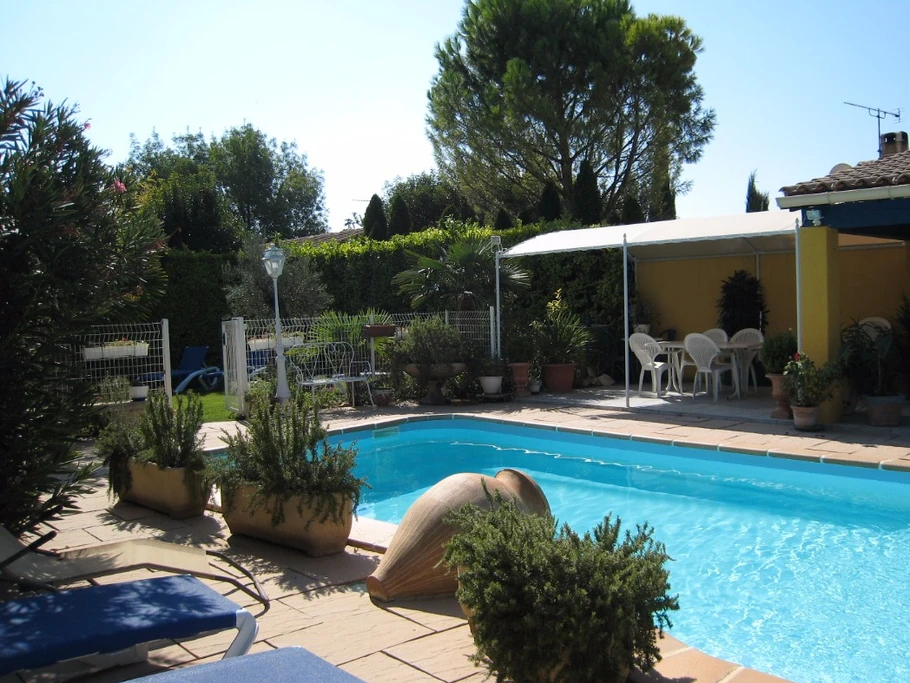 Piscine avec transats