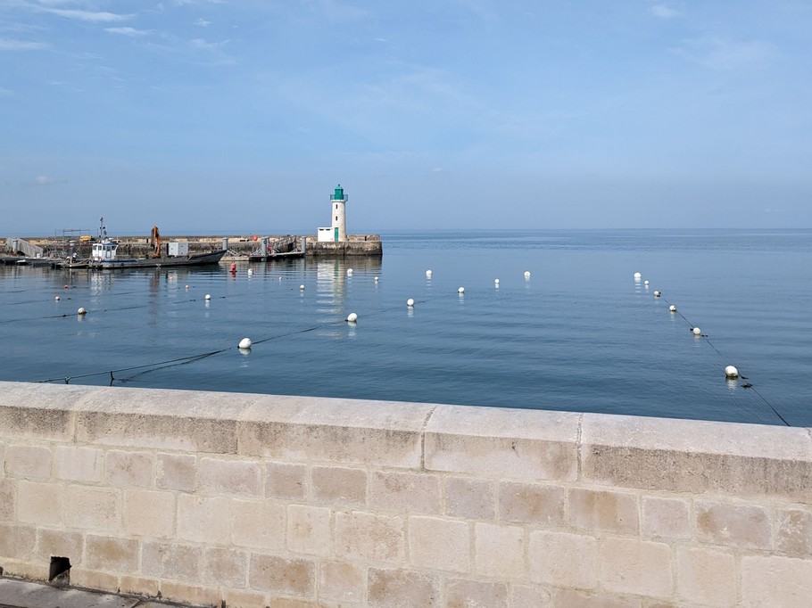 Vue du parapet longeant la maison