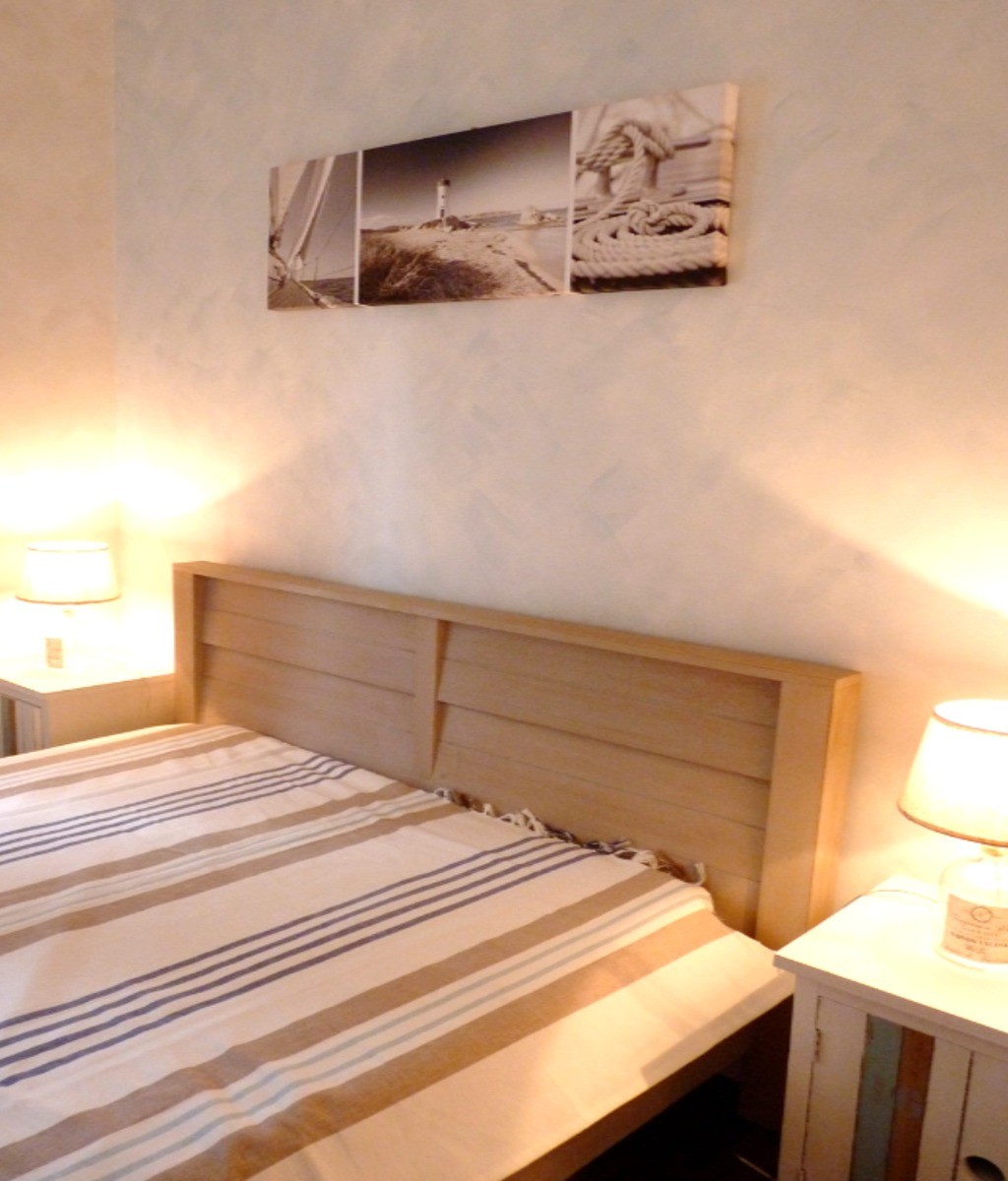 Chambre indépendante pour 2 personnes (lit 140 cm) avec rangements et bureau.