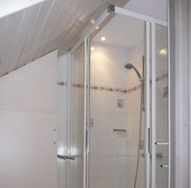 La douche spacieuse 100cm x 80cm