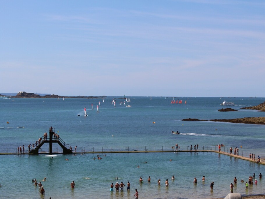 Plage et piscine de Bon Secours à Saint- Malo.