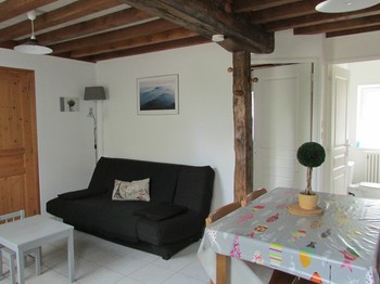 "Le Têtu" holiday cottage in Volvic: The living room with the 140 sofa bed