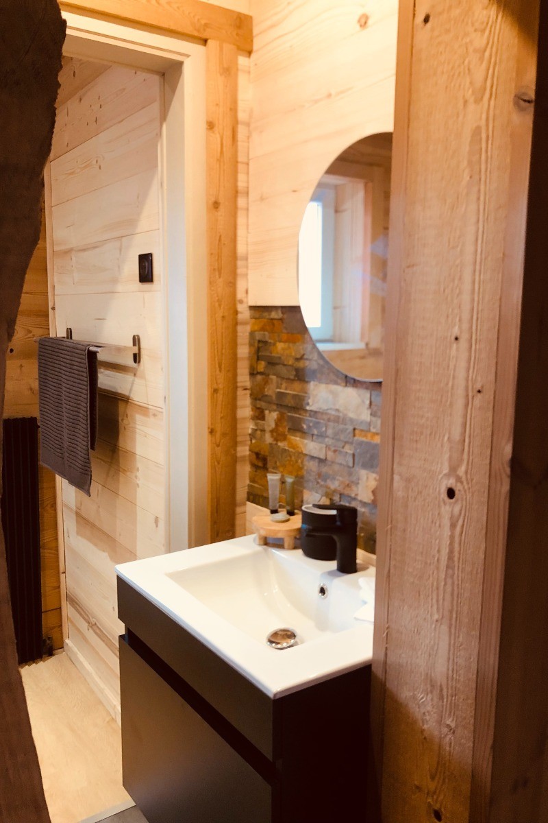 salle de douche attenante à la chambre avec WC