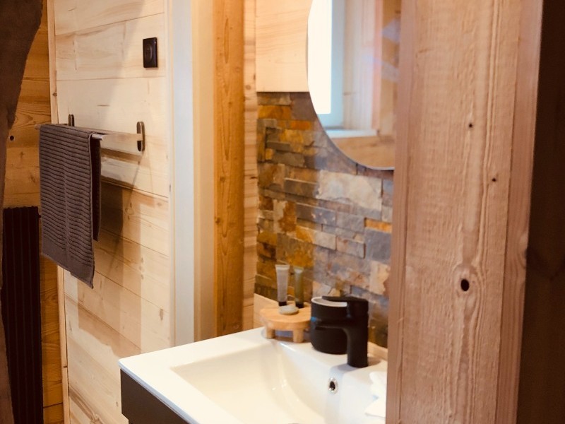 salle de douche attenante à la chambre avec WC