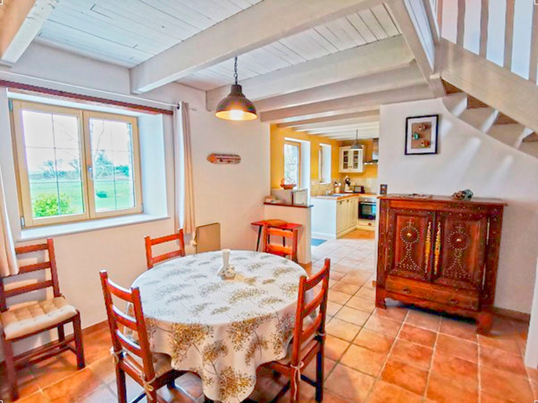 Salle à manger donnant sur cuisine