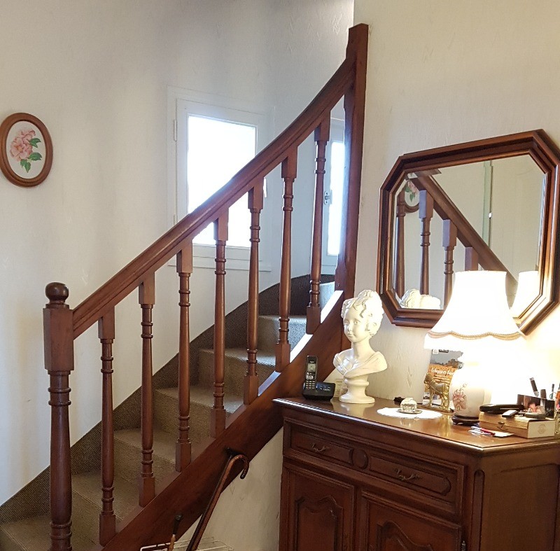 L'entrée de la maison avec l'escalier menant à la chambre